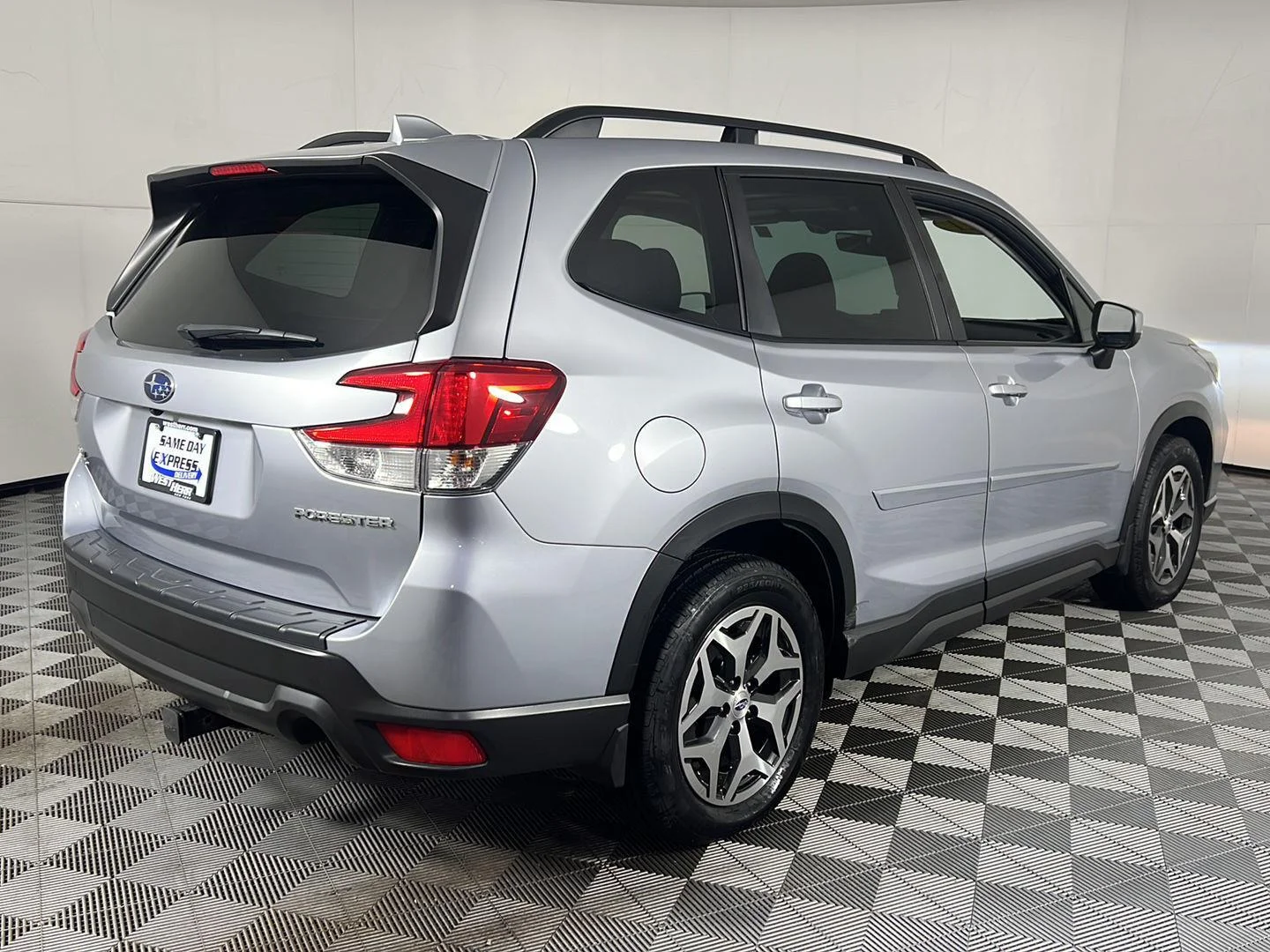 Used 2021 Ice Silver Metallic Subaru Premium image 11