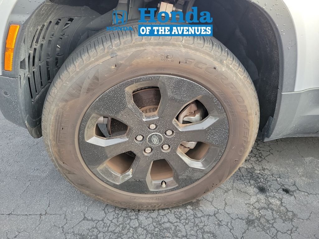 Used 2024 Silicon Silver Premium Metallic Land Rover S image 4