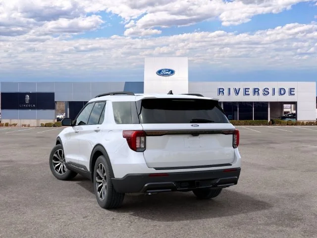 New 2027 Star White Metallic Tri-Coat Ford ST-Line image 8