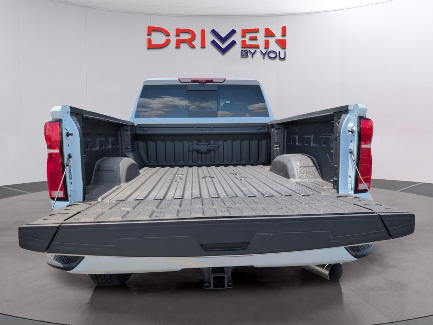New 2026 Polar White Tricoat Chevrolet High Country image 9