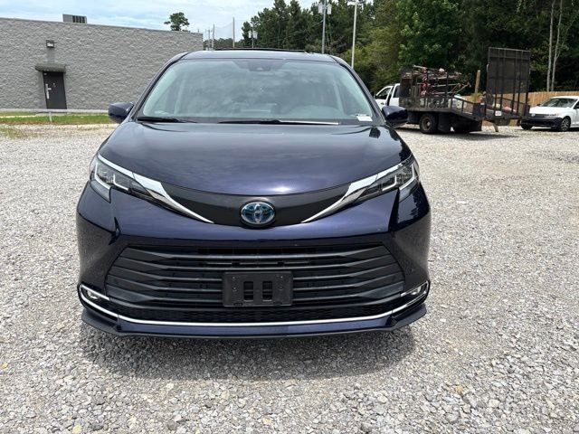 Used 2021  Toyota XLE image 2