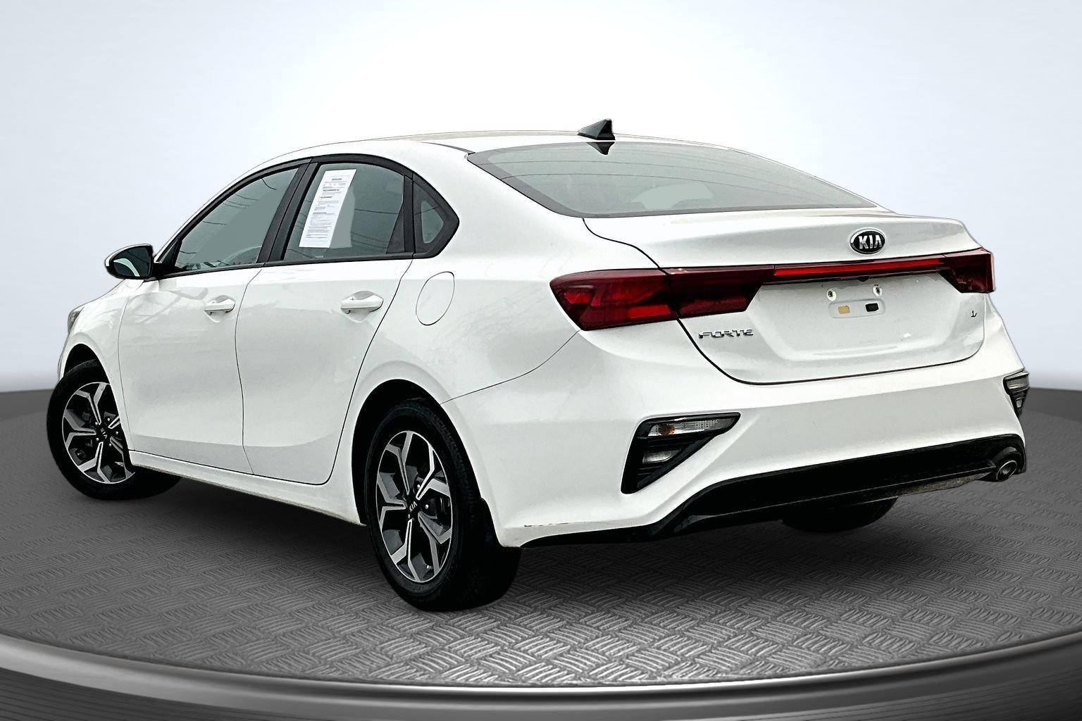 Used 2021 White Kia LXS image 3