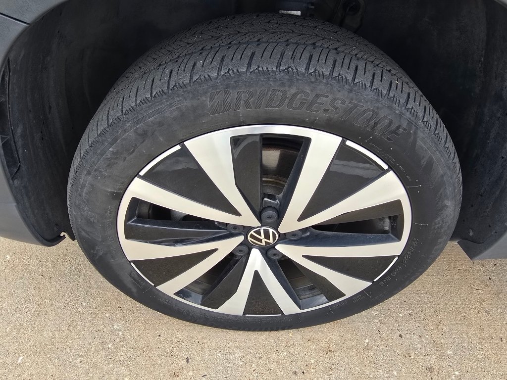 Used 2023 Deep Black Pearl Volkswagen SE image 9