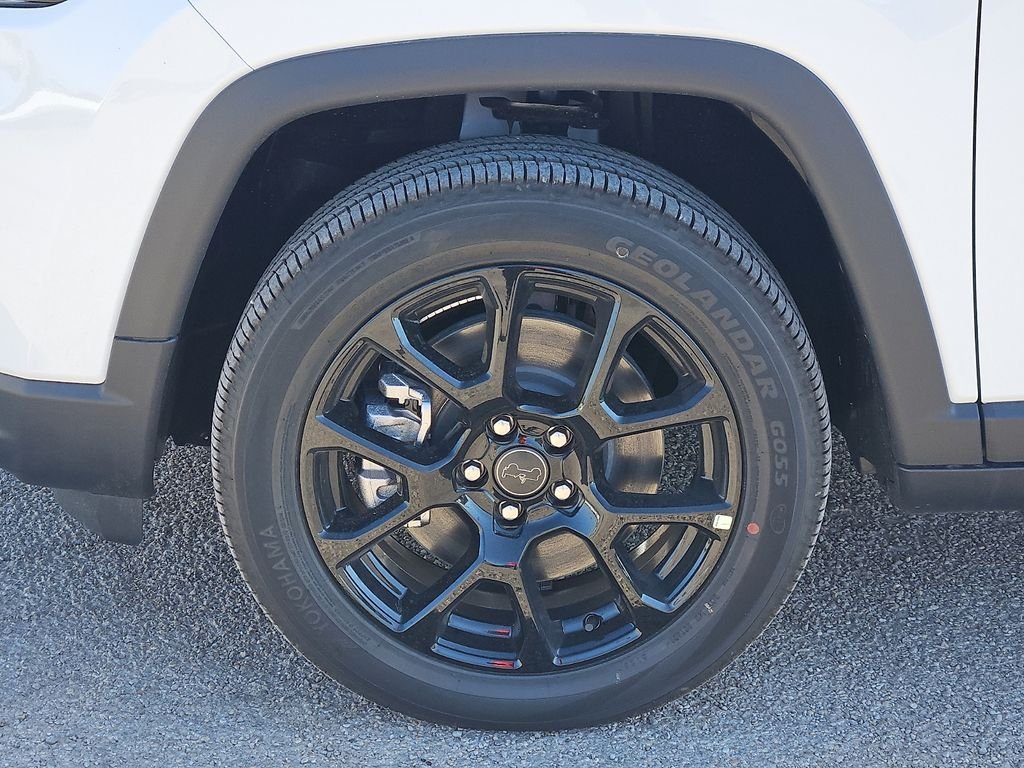 New 2026 Bright White Clearcoat Jeep Latitude image 9