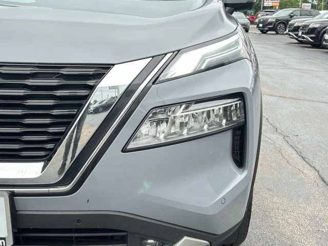 Used 2021 Gray Nissan Platinum image 16