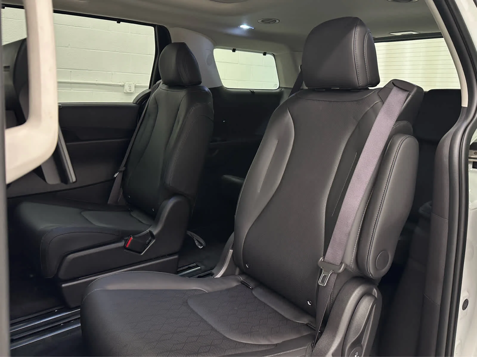 Used 2025 Snow White Pearl Kia SX image 16