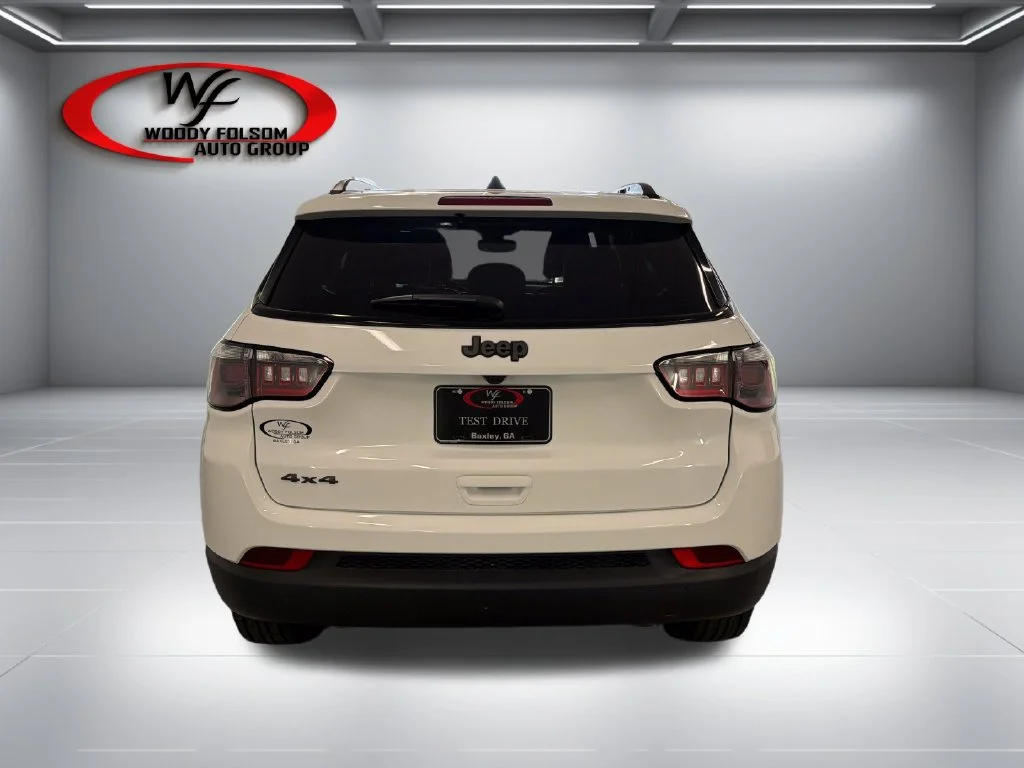 New 2027 White Jeep Latitude image 7