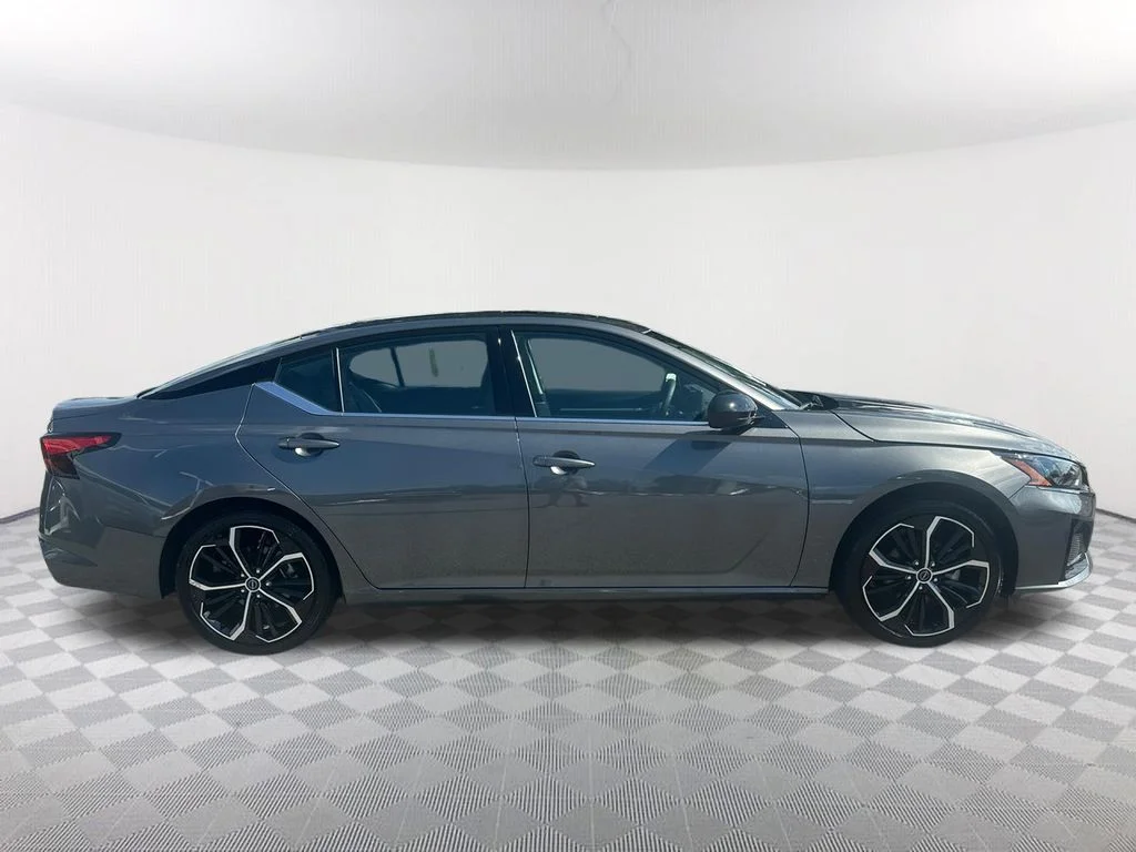 Used 2025 Gray Nissan 2.5 SR image 4