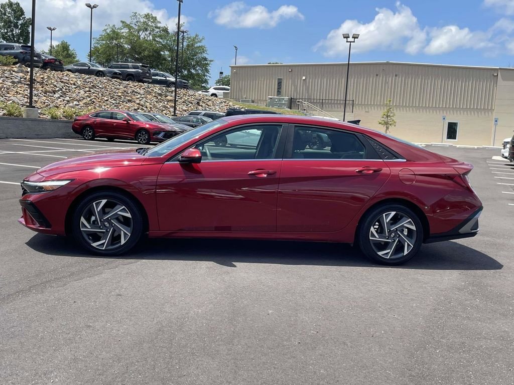 Used 2025 Red Hyundai SEL Convenience image 6