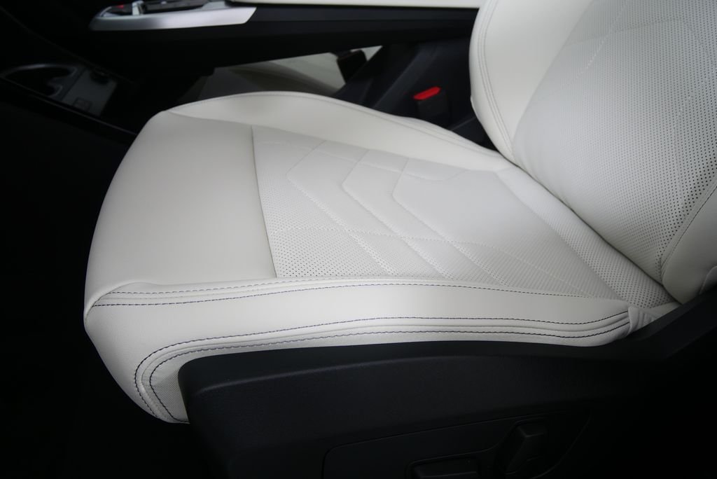 Used 2026 Alpine White BMW xDrive28i image 9