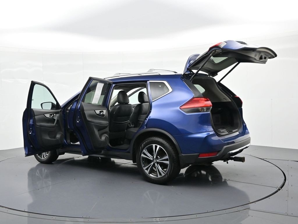 Used 2017 Caspian Blue Nissan SL image 22