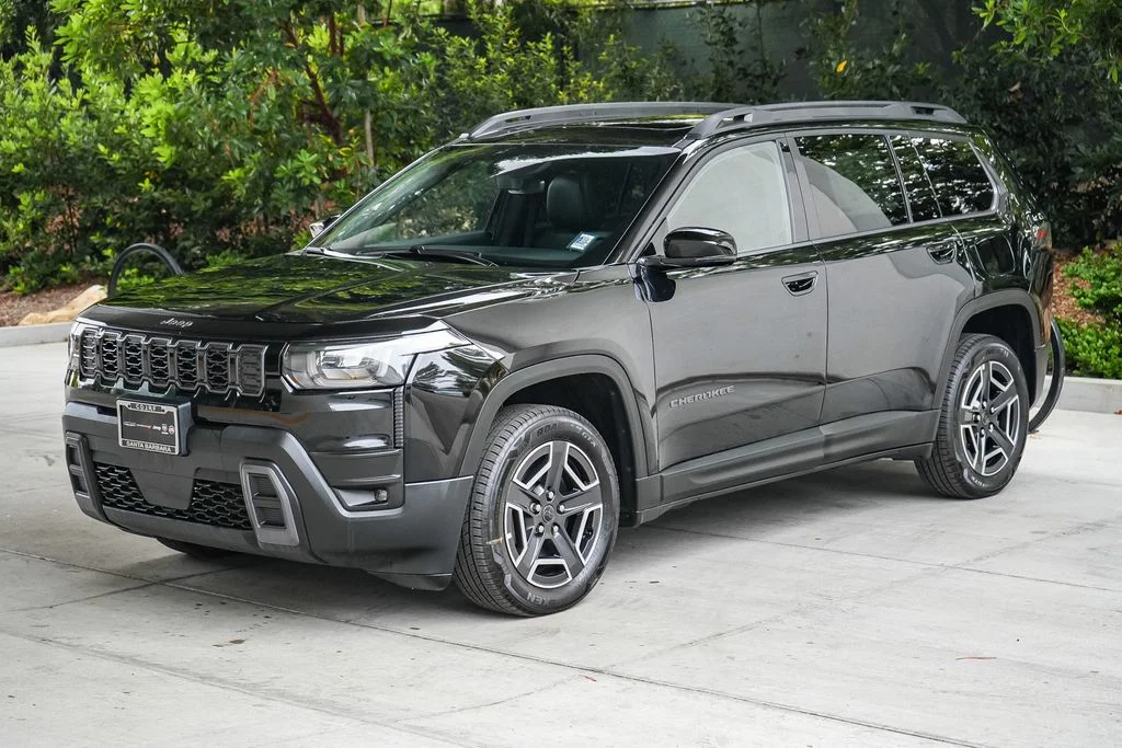 New 2026 Diamond Black Crystal Pearlcoat Jeep Limited image 3