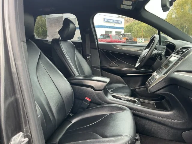 Used 2017 Magnetic Gray Metallic Lincoln Premiere image 28