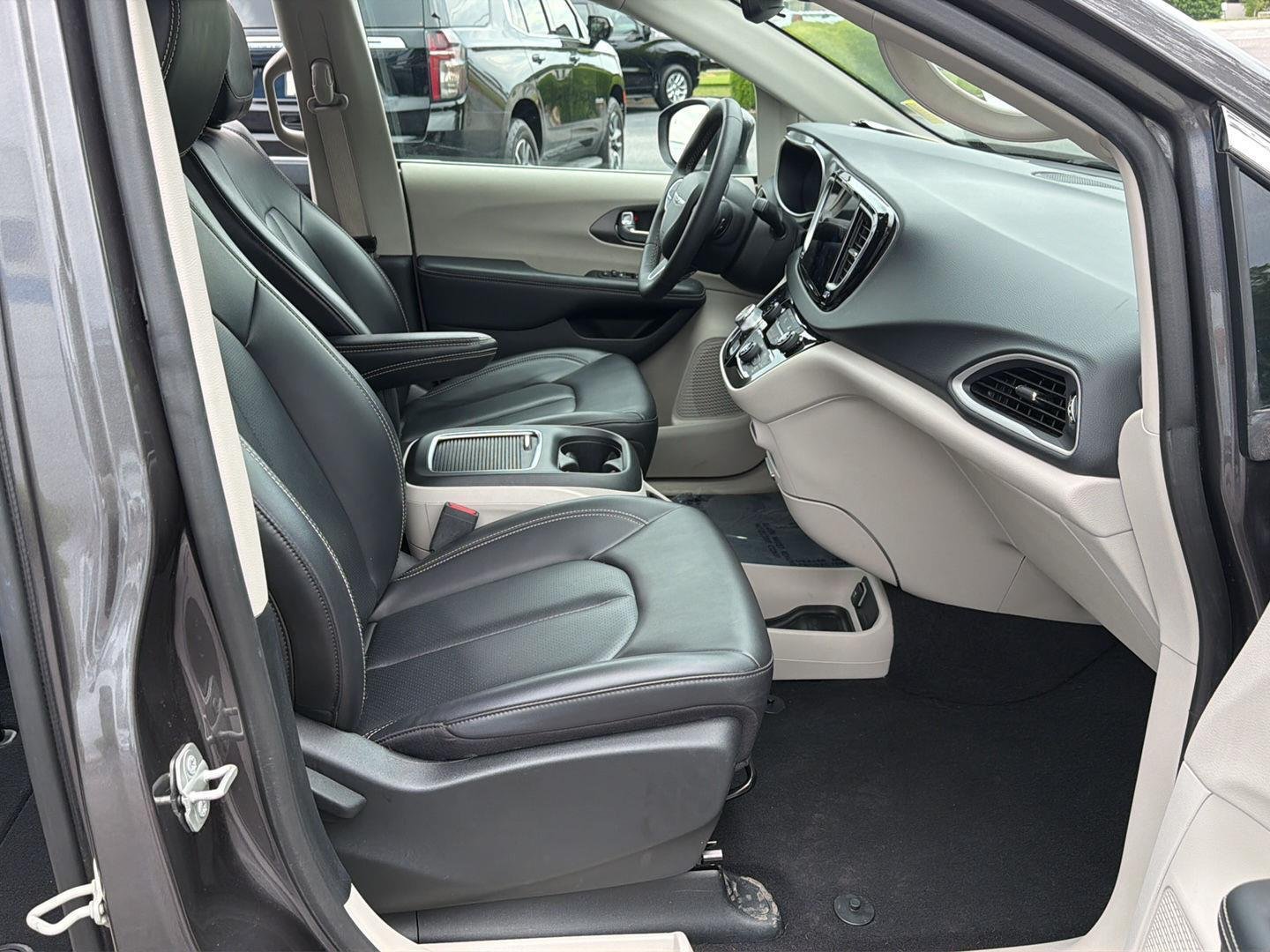 Used 2023 Granite Crystal Metallic Clearcoat Chrysler Touring L image 13