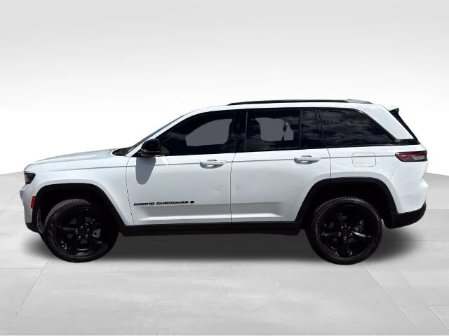 Used 2024 White Jeep Limited image 4