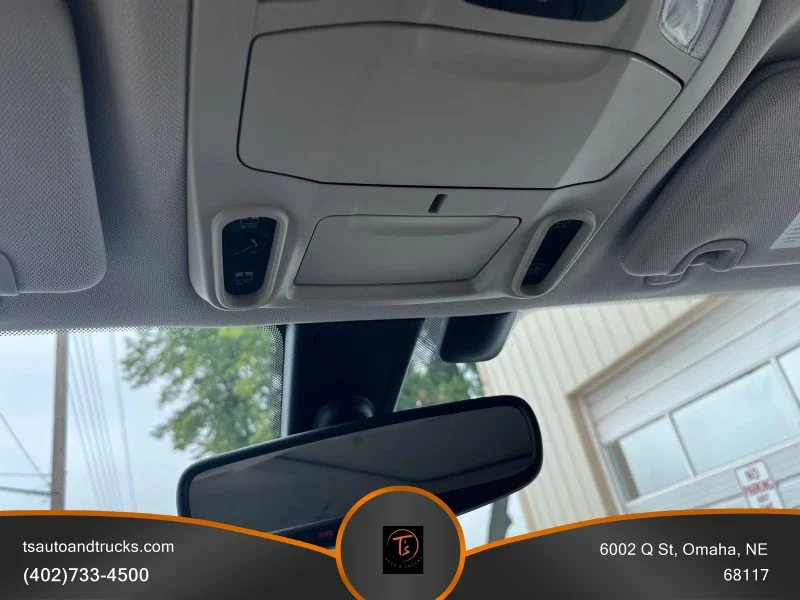 Used 2018 White Chrysler Limited Minivan 4D image 22