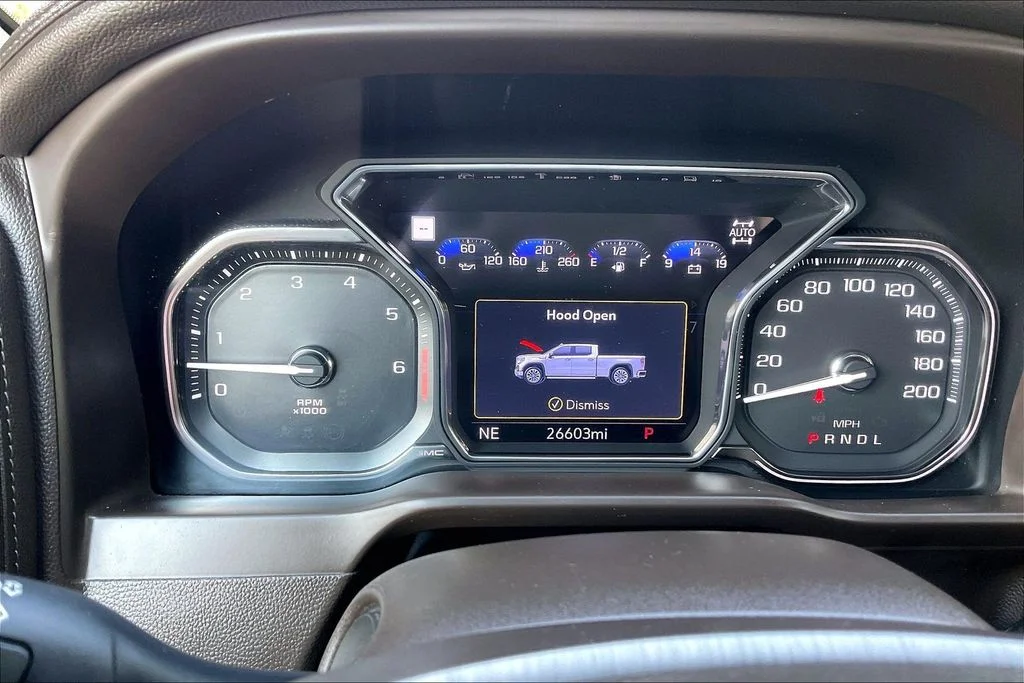 Used 2022 White Frost Tricoat GMC Denali image 20