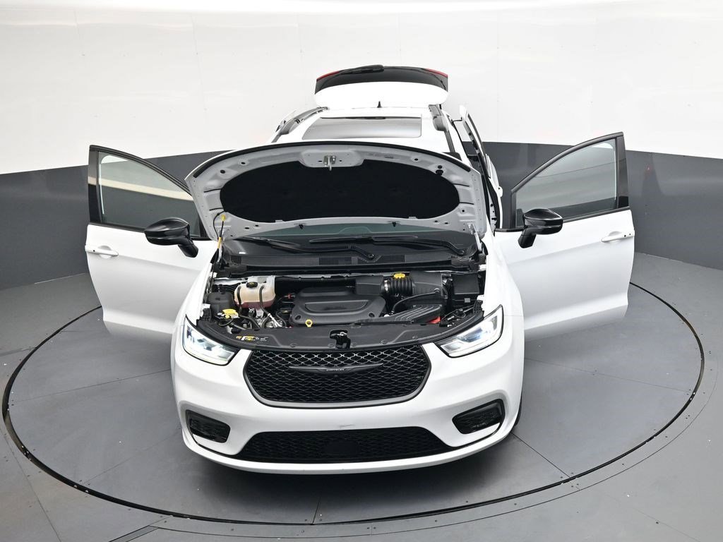 Used 2025 Bright White Clearcoat Chrysler Limited image 45