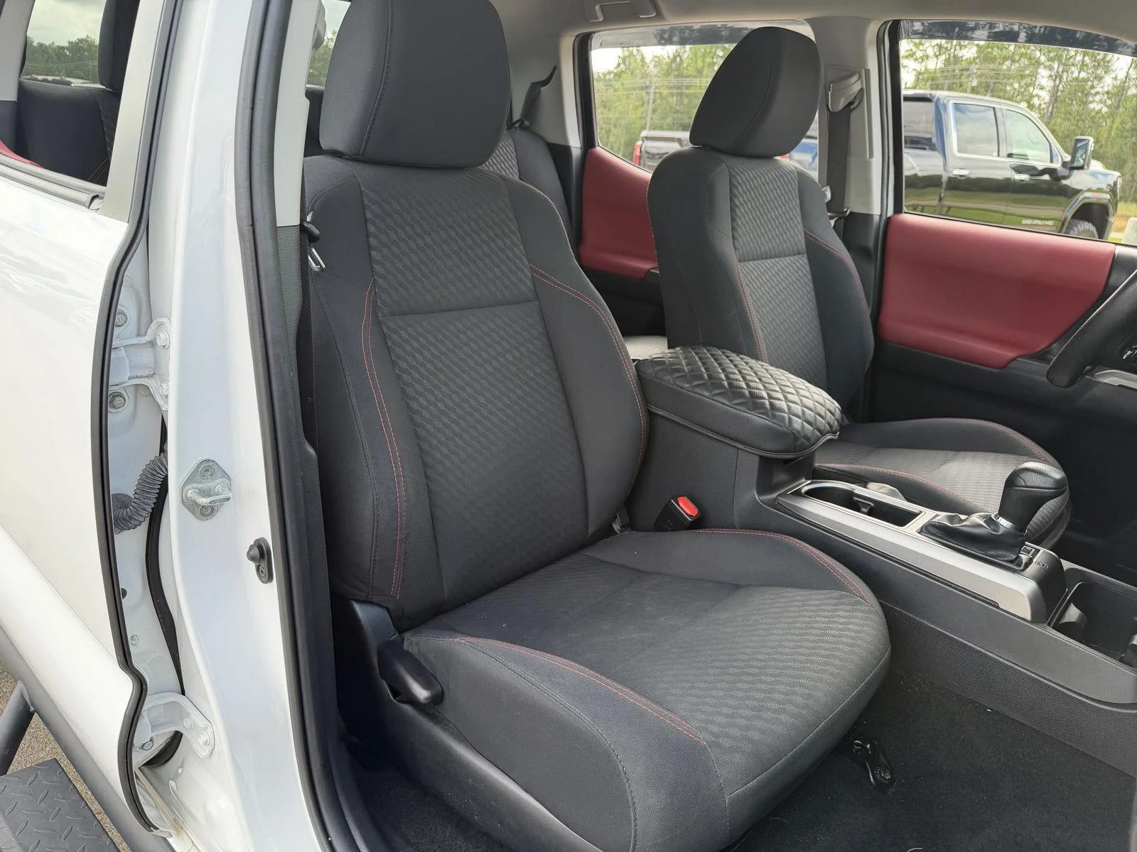 Used 2022 White Toyota SR5 V6 image 21