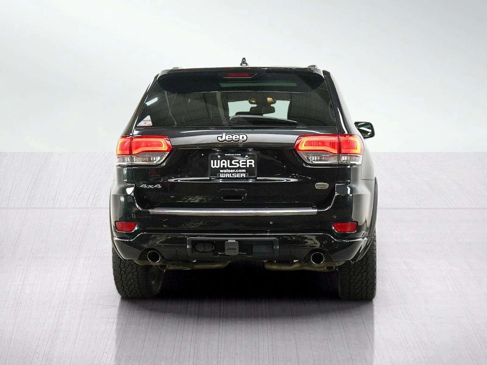 Used 2016 Brilliant Black Crystal Pearlcoat Jeep Overland image 4