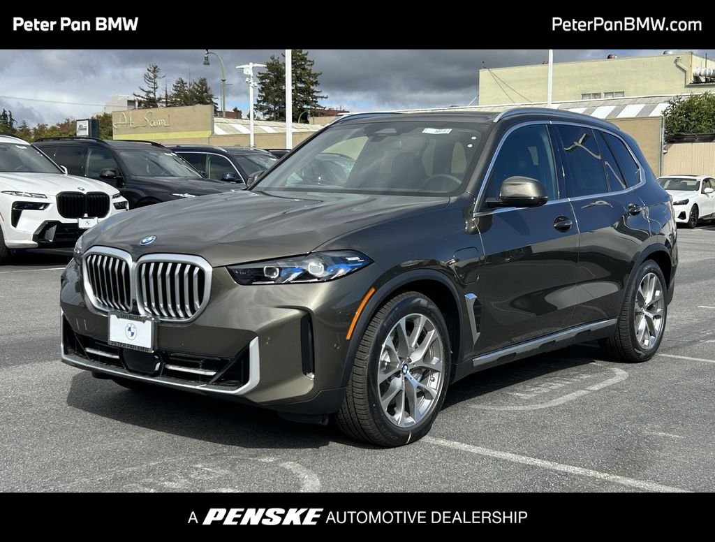 New 2026 Manhattan Green Metallic BMW xDrive50e image 1