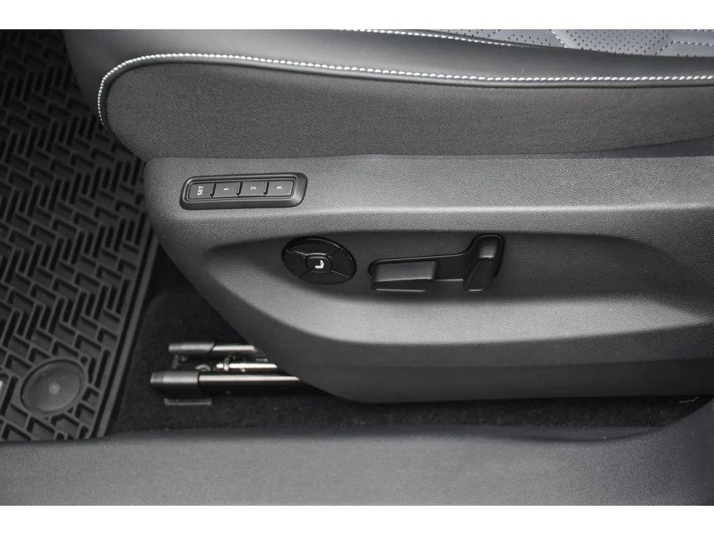 Used 2025 Deep Black Pearl Volkswagen SEL R-Line image 33