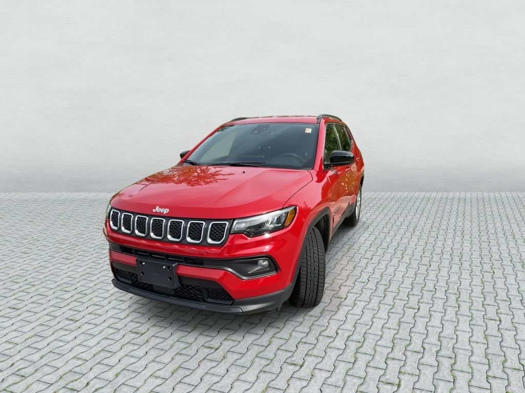 Used 2024  Jeep Latitude image 3