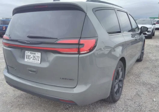 Used 2025 Ceramic Gray Clearcoat Chrysler Limited image 5