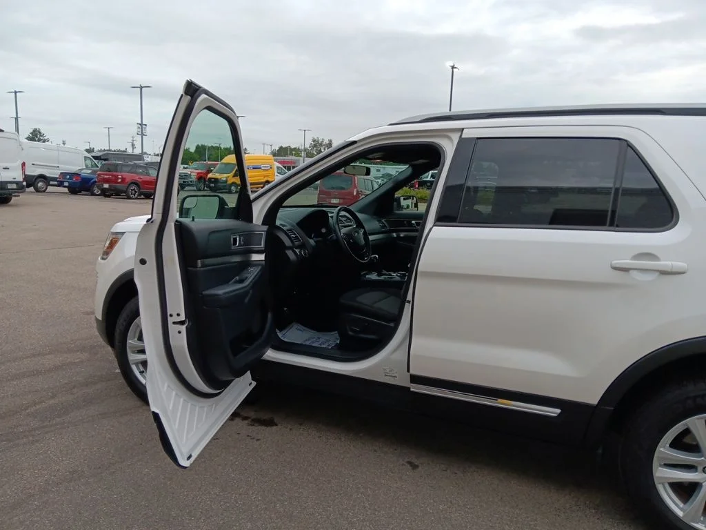 Used 2019 White Platinum Metallic Tri-Coat Ford XLT image 13