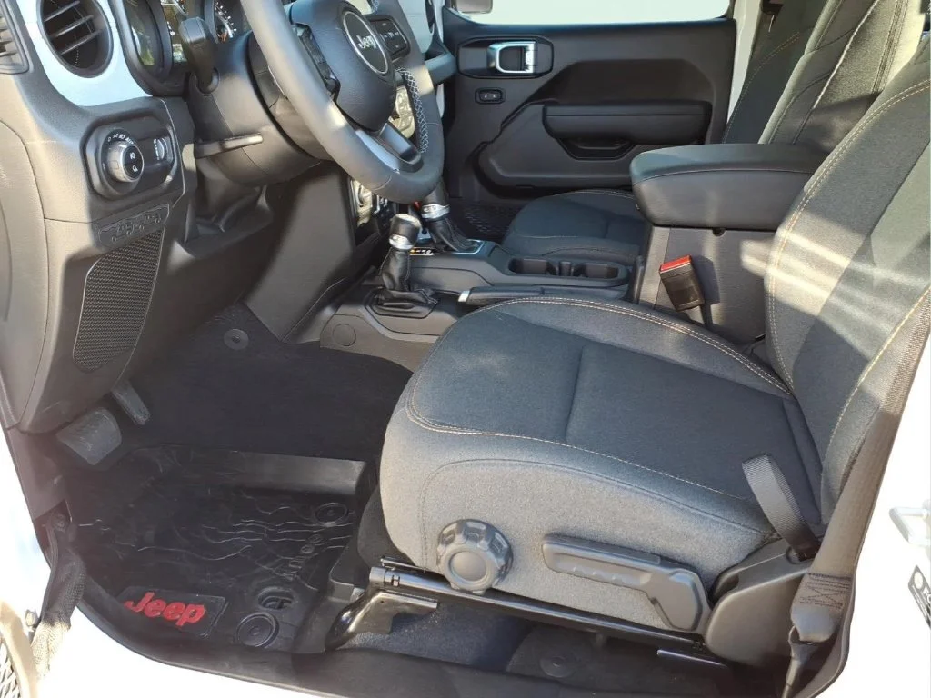 Used 2025 White Jeep Sport S image 19