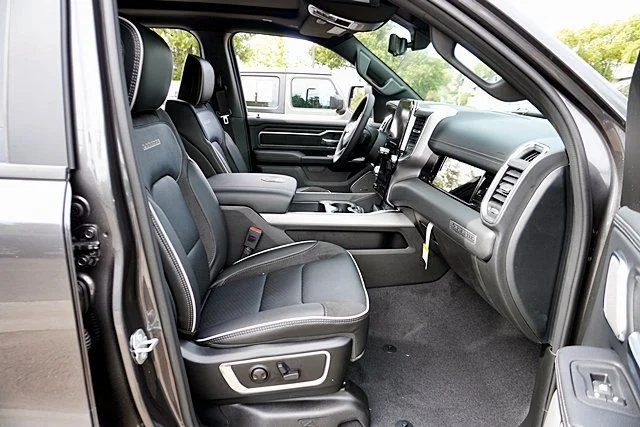 New 2026 Granite Crystal Metallic Clear-Coat Exterior Paint RAM Laramie image 17