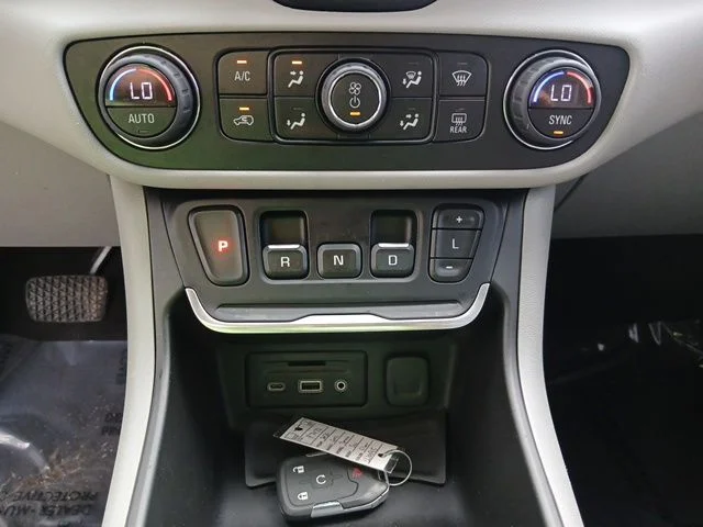 Used 2020 Silver GMC SLT image 33
