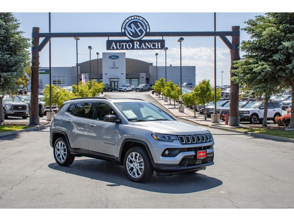 2023 Jeep Compass Latitude Lux 4X4's photo