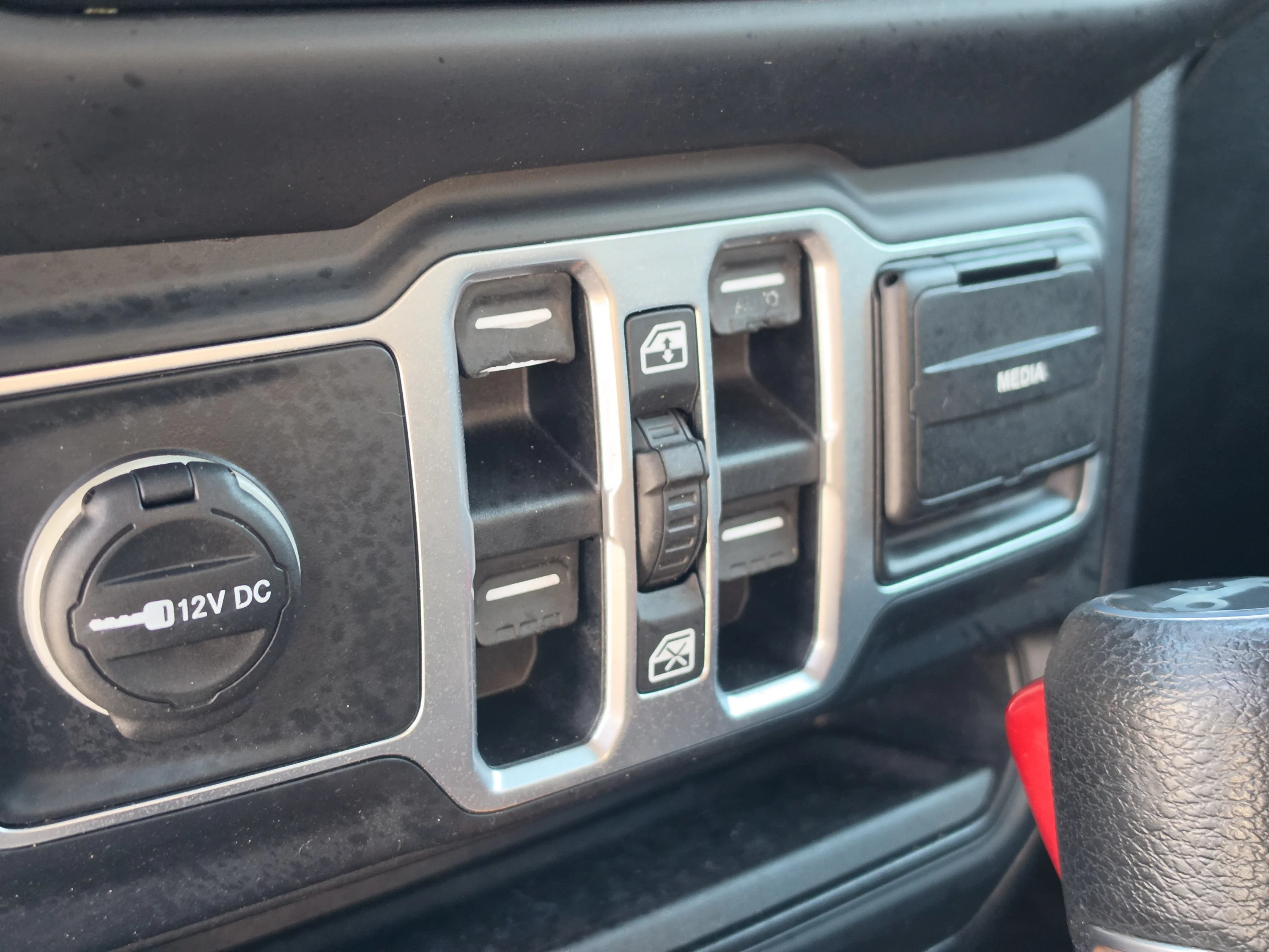 Used 2018 Granite Crystal Metallic Clearcoat Jeep Sahara image 24