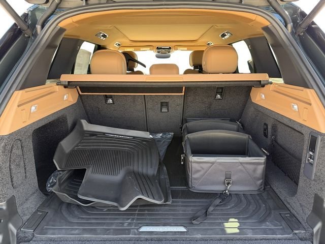 New 2026 Belgravia Green LAND ROVER SE image 18