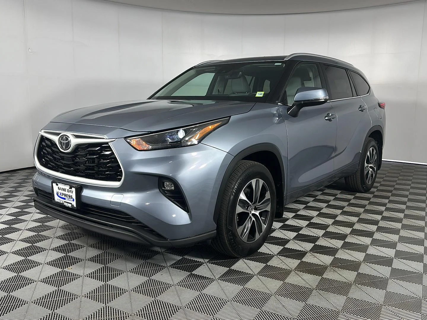 Used 2023 Moon Dust Toyota XLE image 3