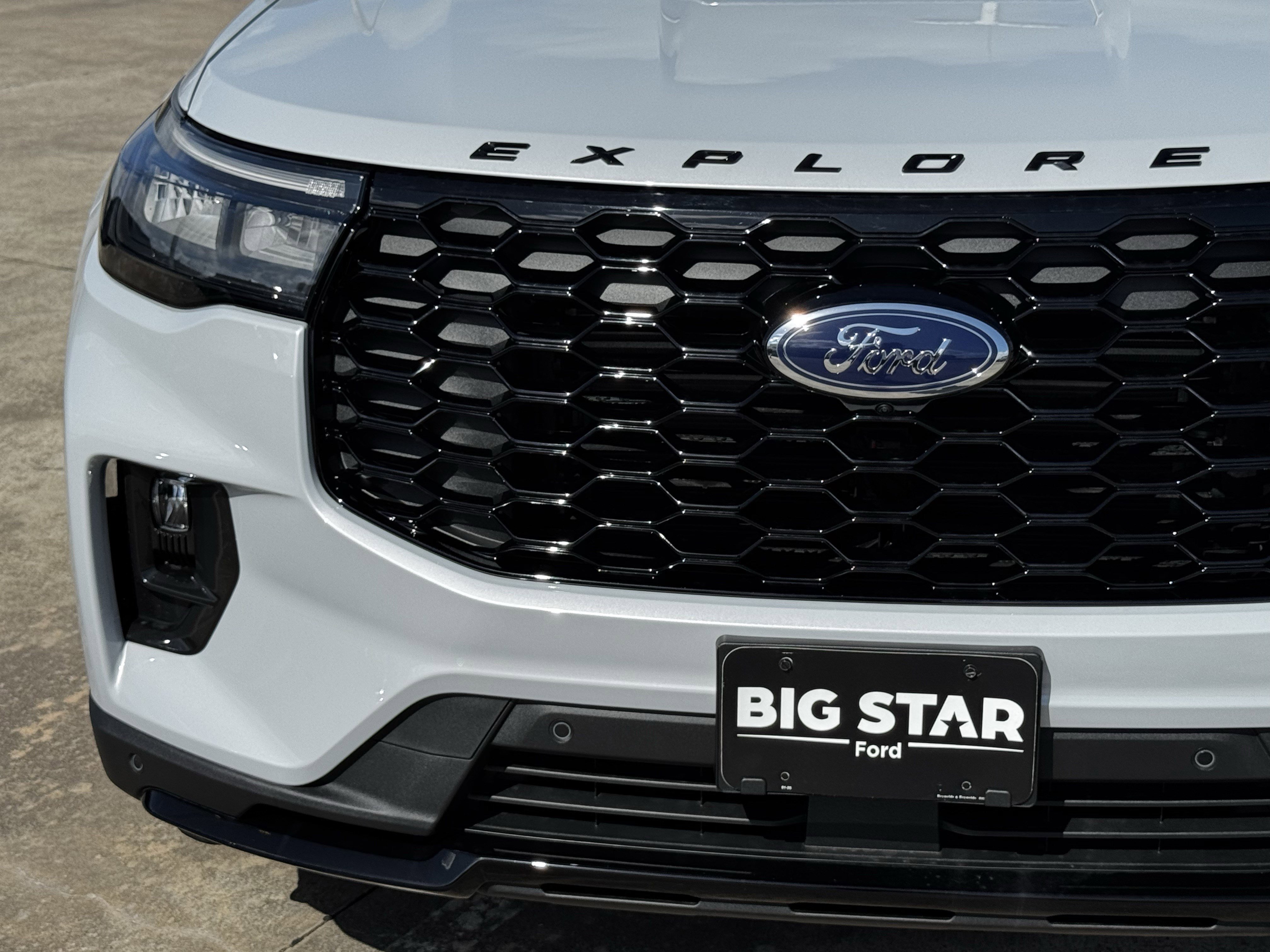 New 2026 Space White Metallic Ford ST-Line image 5