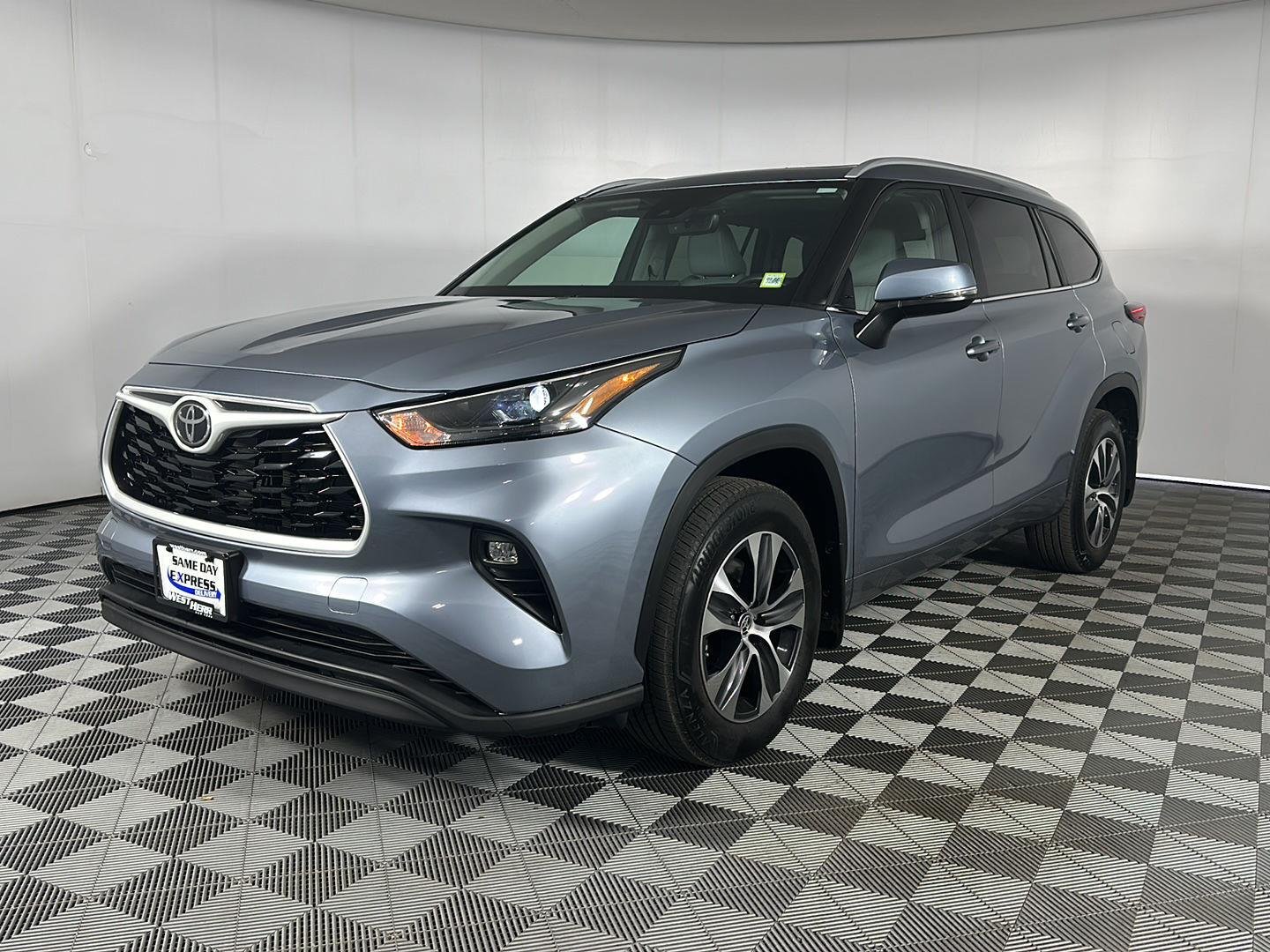 Used 2023 Moon Dust Toyota XLE image 3