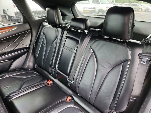 Used 2017 Gray Lincoln Reserve image 28