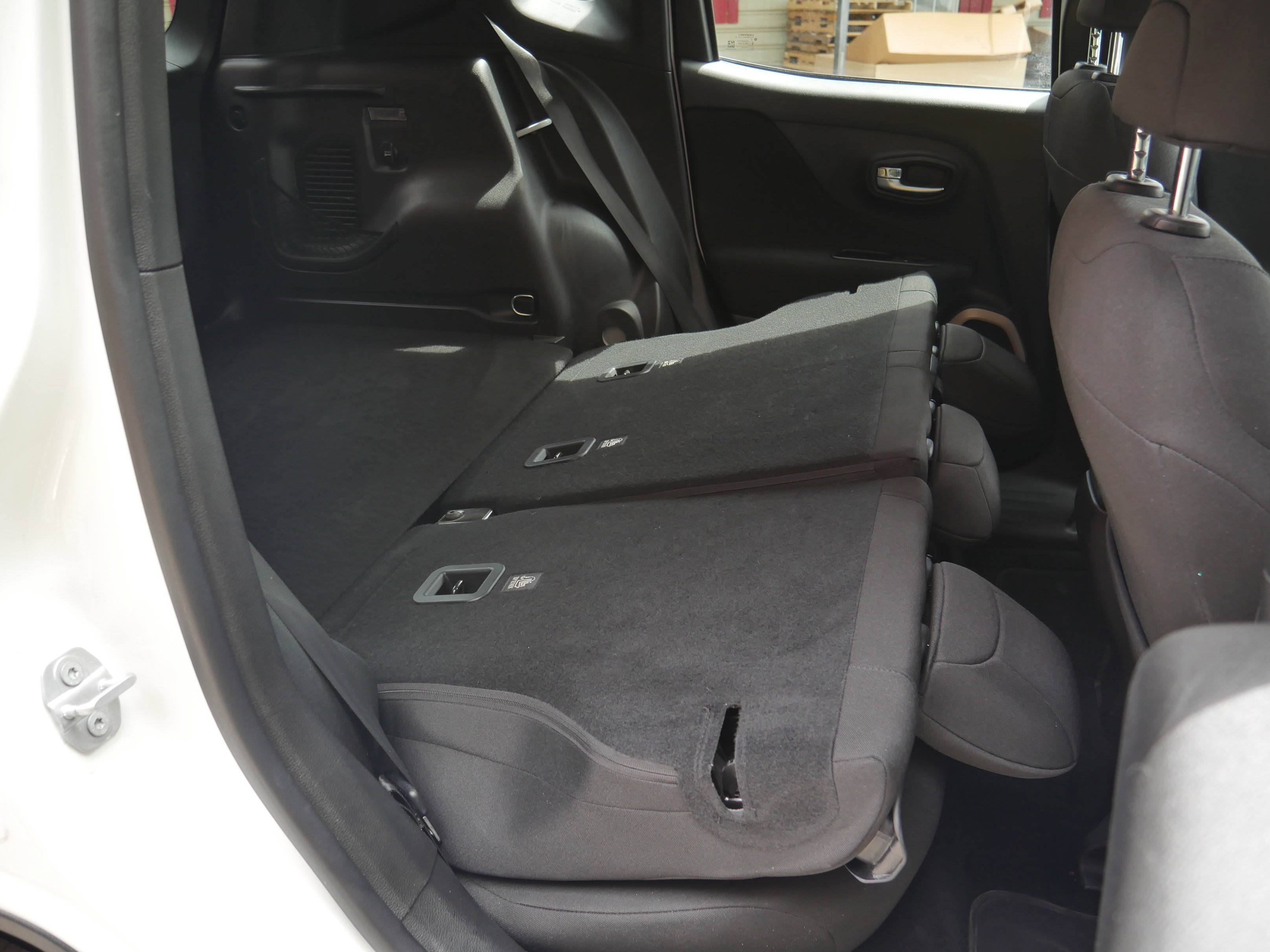 Used 2017 Alpine White Jeep Latitude image 28