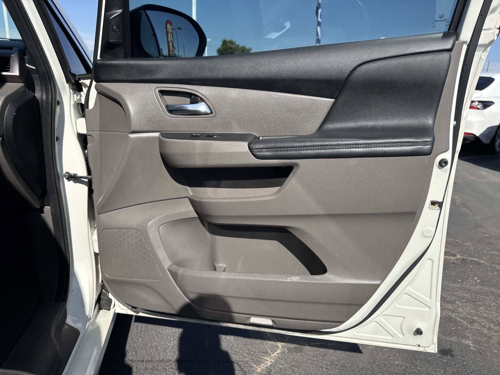 Used 2015 White Diamond Pearl Honda  image 30