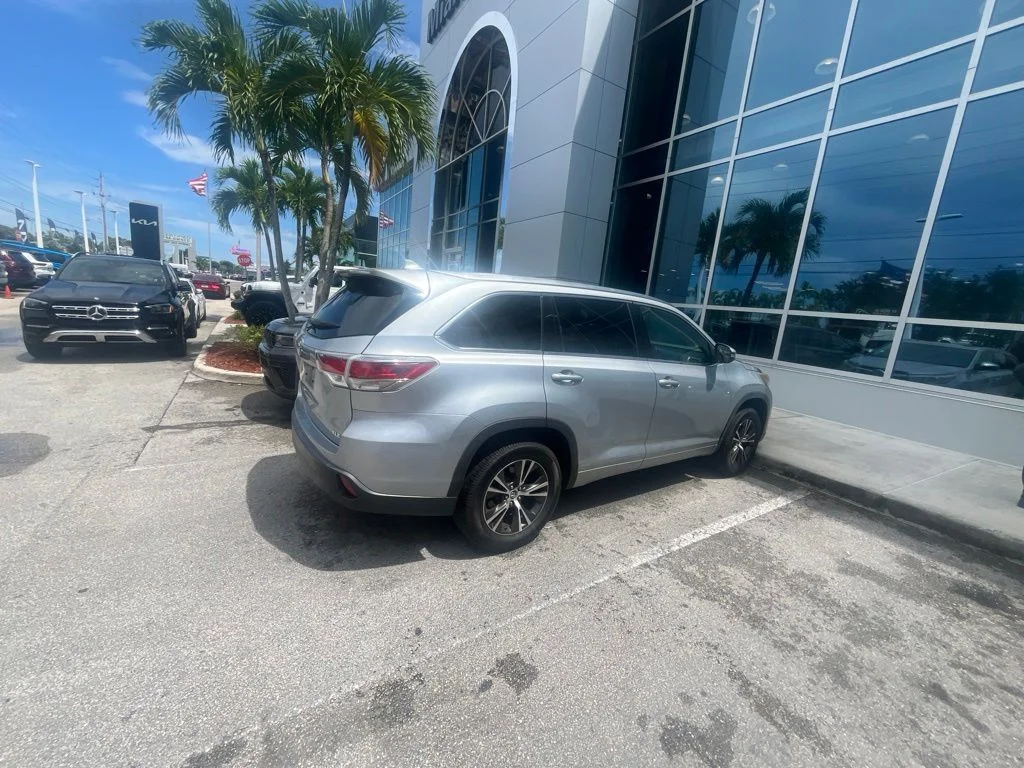 Used 2016 Silver Sky Metallic Toyota XLE V6 image 11