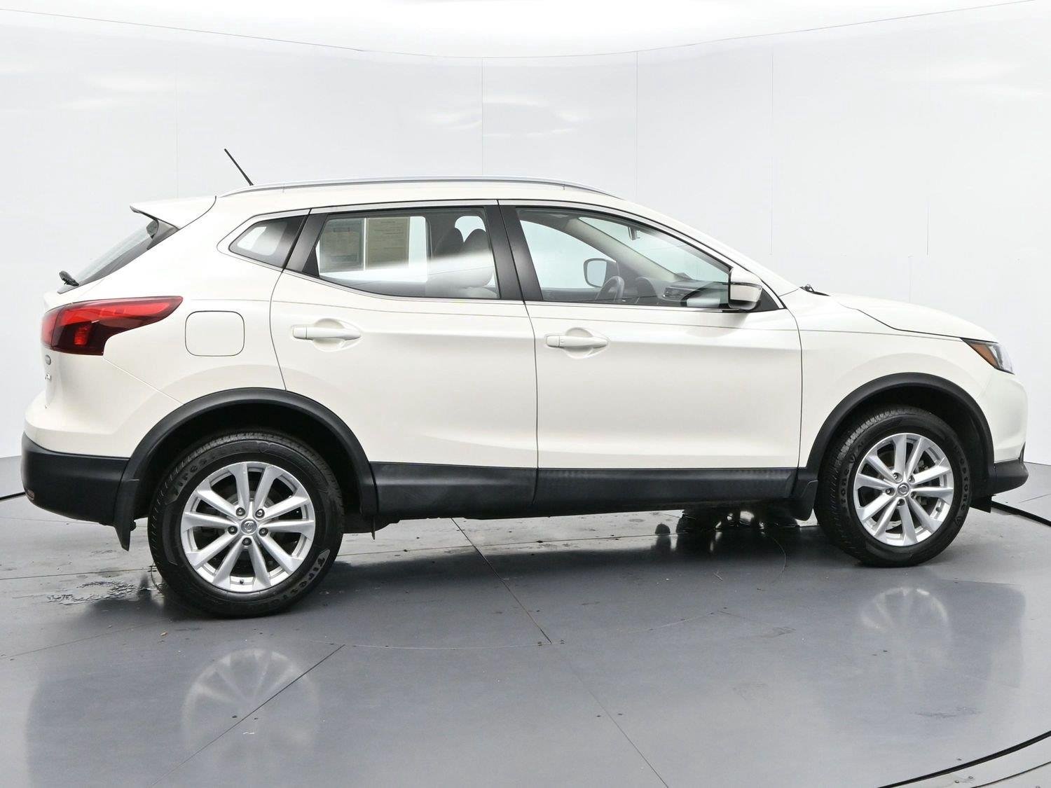 Used 2018 Pearl White Nissan SV image 8