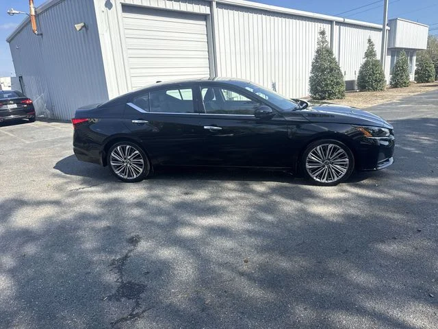 Used 2025 Black Nissan 2.5 SL image 4