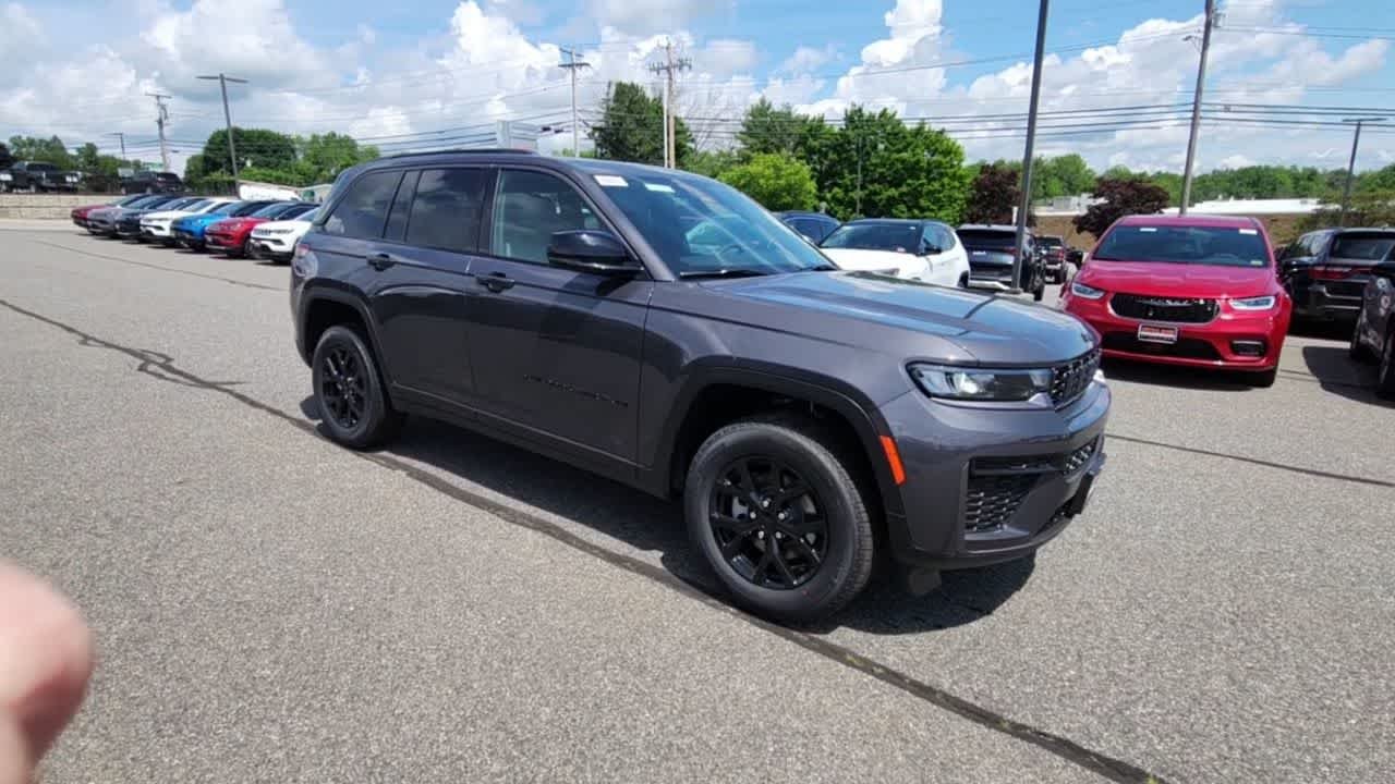 New 2026 Baltic Gray Metallic Clear-Coat Exterior Paint Jeep Laredo Altitude image 2