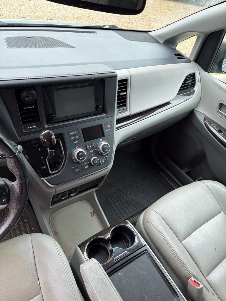 Used 2017 Silver Toyota XLE image 6