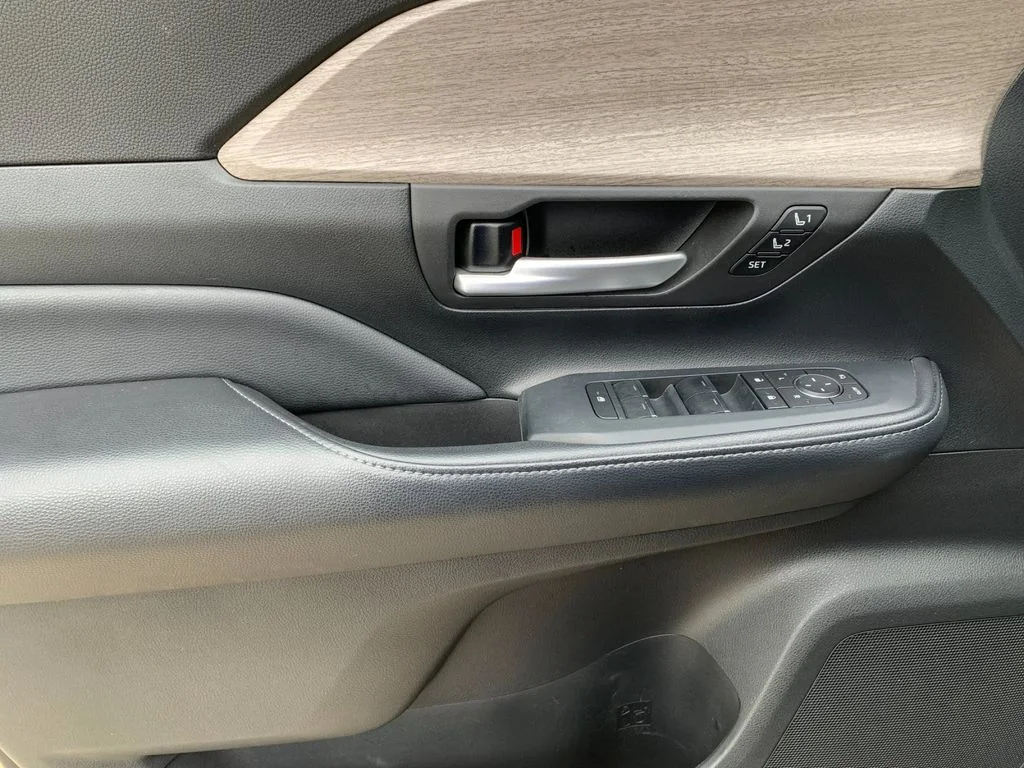Used 2024  Toyota Platinum image 12