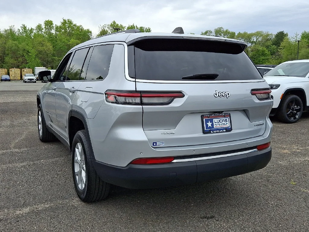 Used 2023 Silver Zynith Jeep Limited image 9
