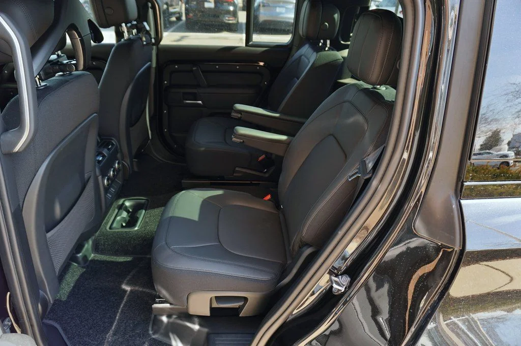 New 2026 Santorini Black Land Rover V8 image 32