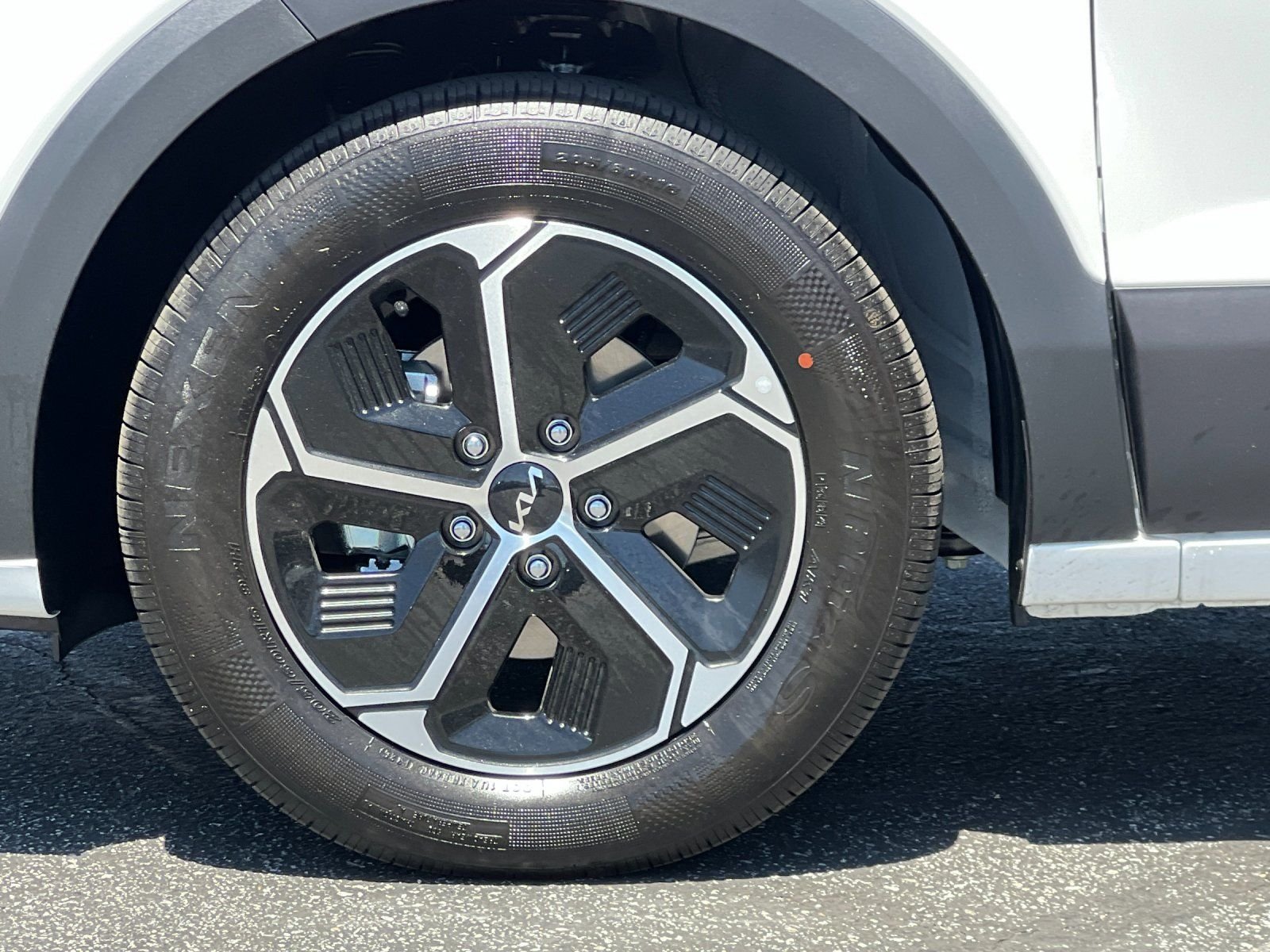 New 2026 Snow White Pearl Kia EX image 34